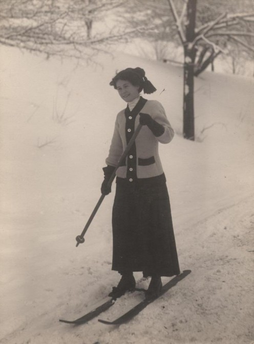 Женщина на горных лыжах. 1910 год
