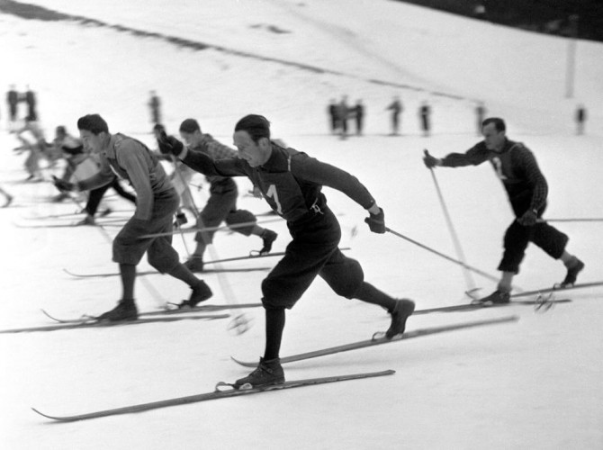 Любители беговых лыж соревнуются в эстафете 4 по 10 км. 1949 год