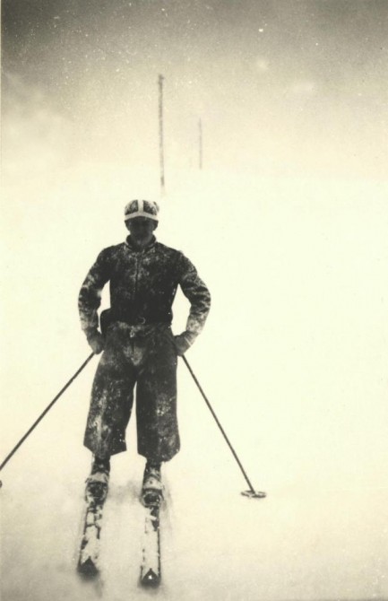 Горнолыжник во время снегопада в Cortina-Pocol, Италия. 1939 год